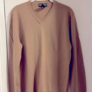 BR men’s size small v-neck sweater